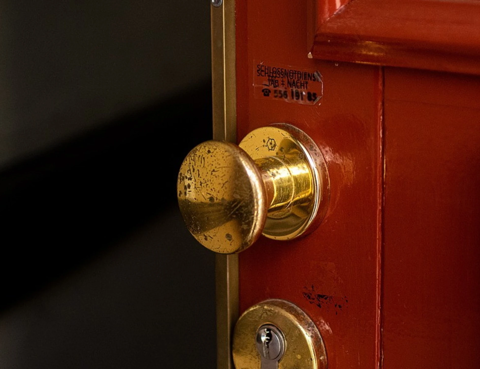 Furto, la "tecnica della colla": il nuovo trucco dei ladri per svaligiare case