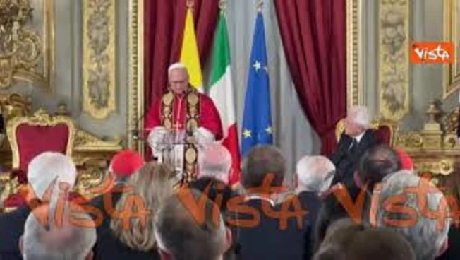 Applauso e standing ovation per il Papa al Quirinale, poi la stretta di mano con Mattarella
