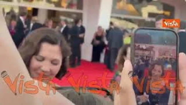 Maggie Gyllenhaal arriva sul red carpet di Venezia 83 e firma autografi ai fan