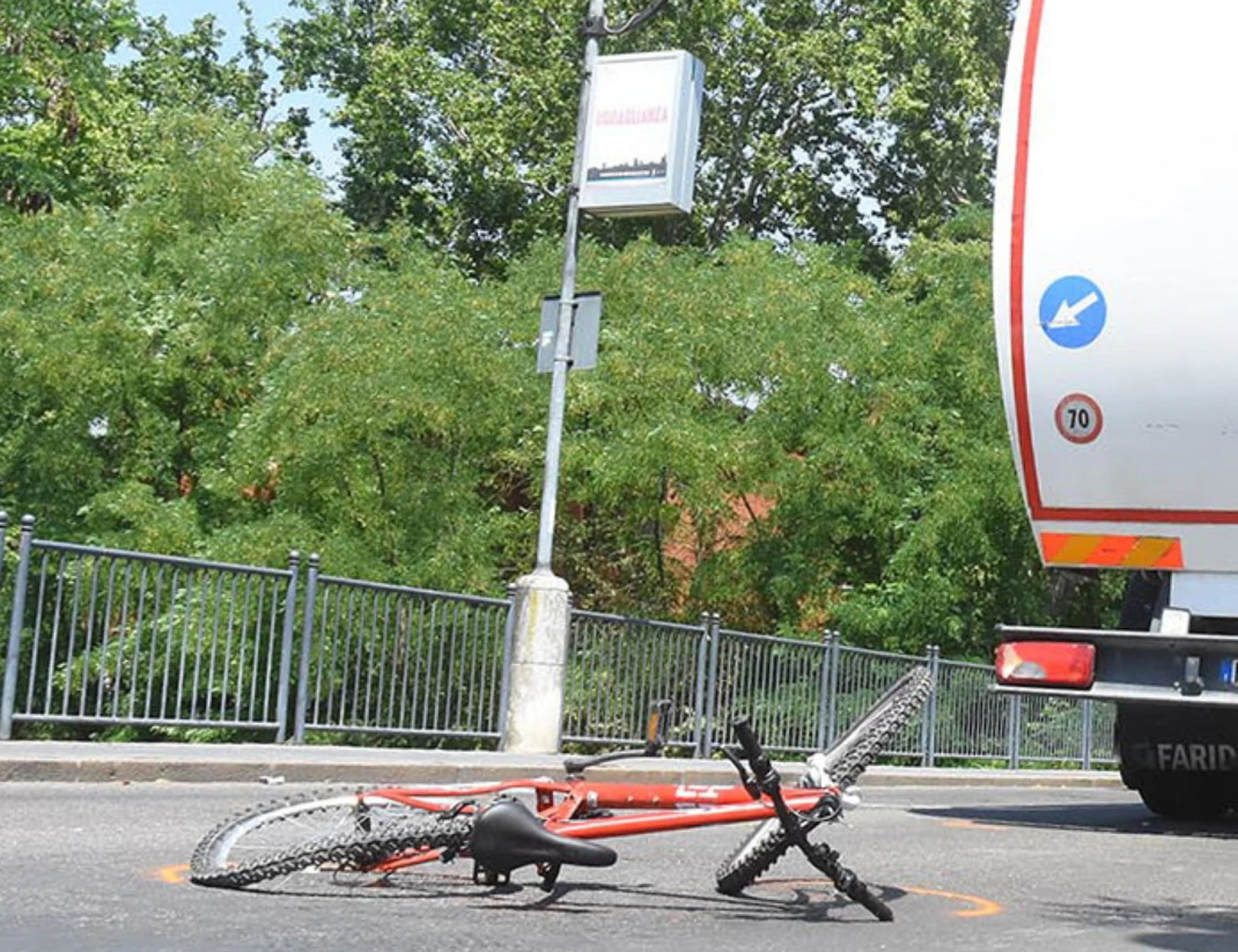 Reggio Emilia, travolto e ucciso dal camion dei rifiuti a 11 anni: tragedia in strada