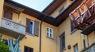 Milano, il cadavere della madre in casa per incassare la pensione: tradito dal cattivo odore