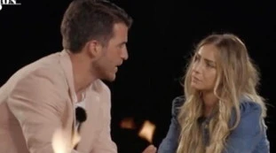 Temptation Island, clamoroso colpo di scena al faló per Stefano e Claudia: "Si fa toccare"