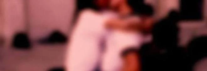 Pedofilia, sesso a tre con una bambina di 10 anni: il video agghiacciante che gira nelle scuole di Firenze