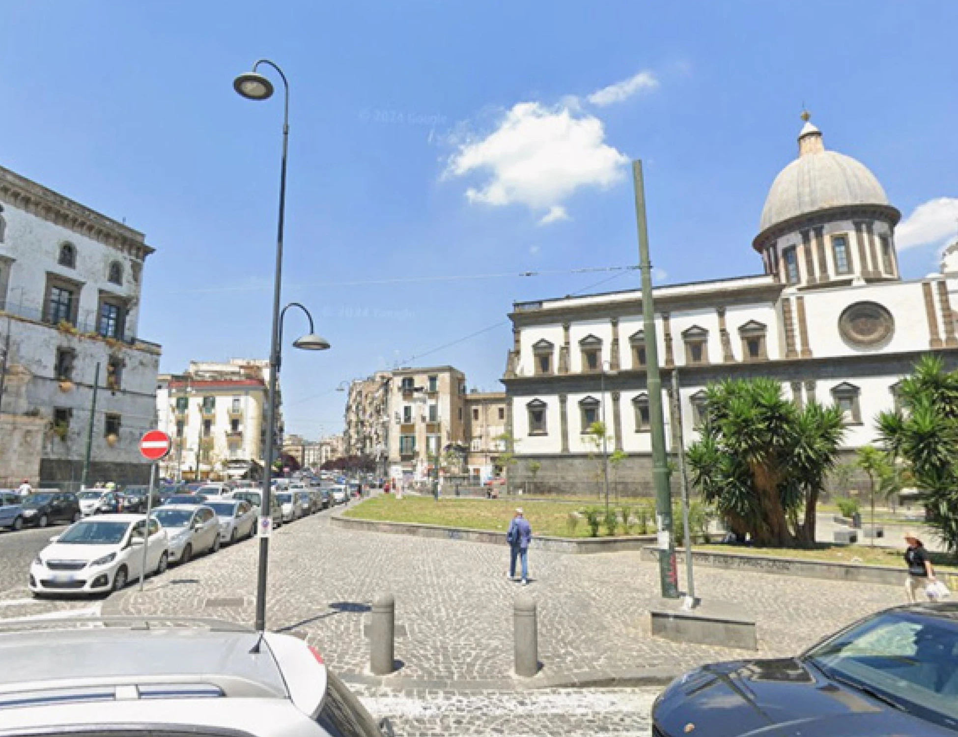 Napoli, violenta una donna in auto: marocchino bloccato dai passanti in strada