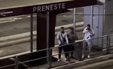 Rissa tra migranti a Bolzano a colpi di selle di bicicletta: le immagini choc