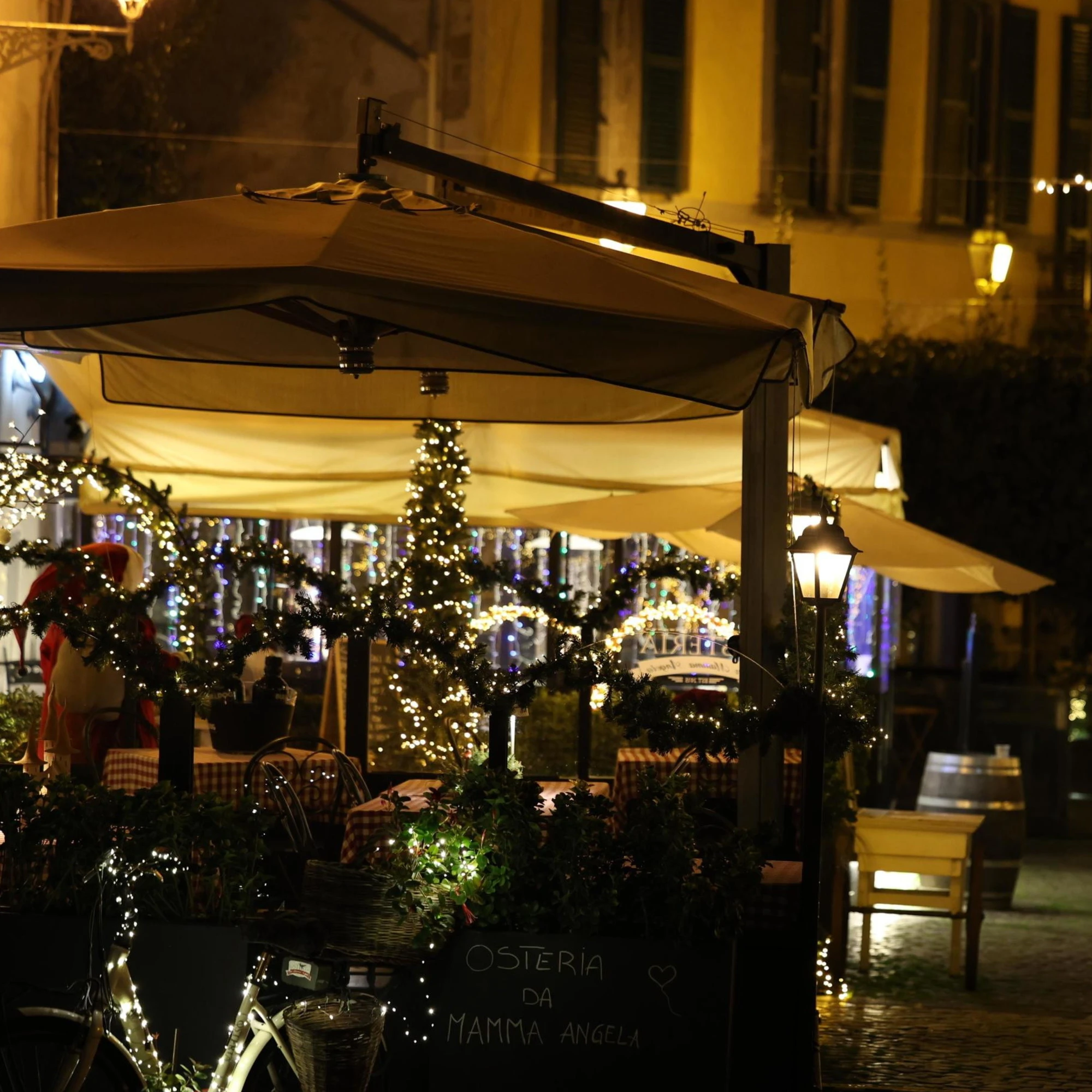 Alberi già fatti e luminarie: con il Natale in anticipo ora si sta esagerando