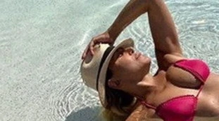 Barbara D'Urso, il gioco di gambe è seduzione pura: l'ultima foto sensazionale