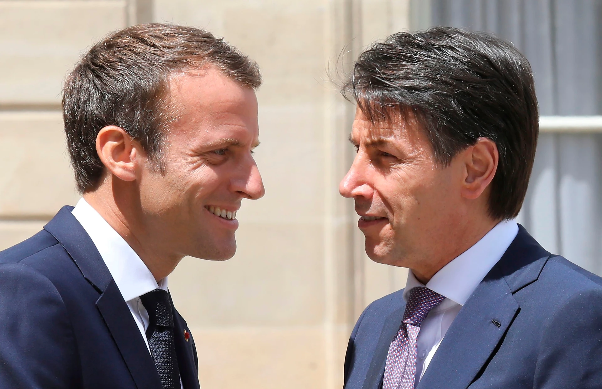 Emmanuel Macron, la frase sussurrata a Giuseppe Conte: "So che il problema di Salvini"