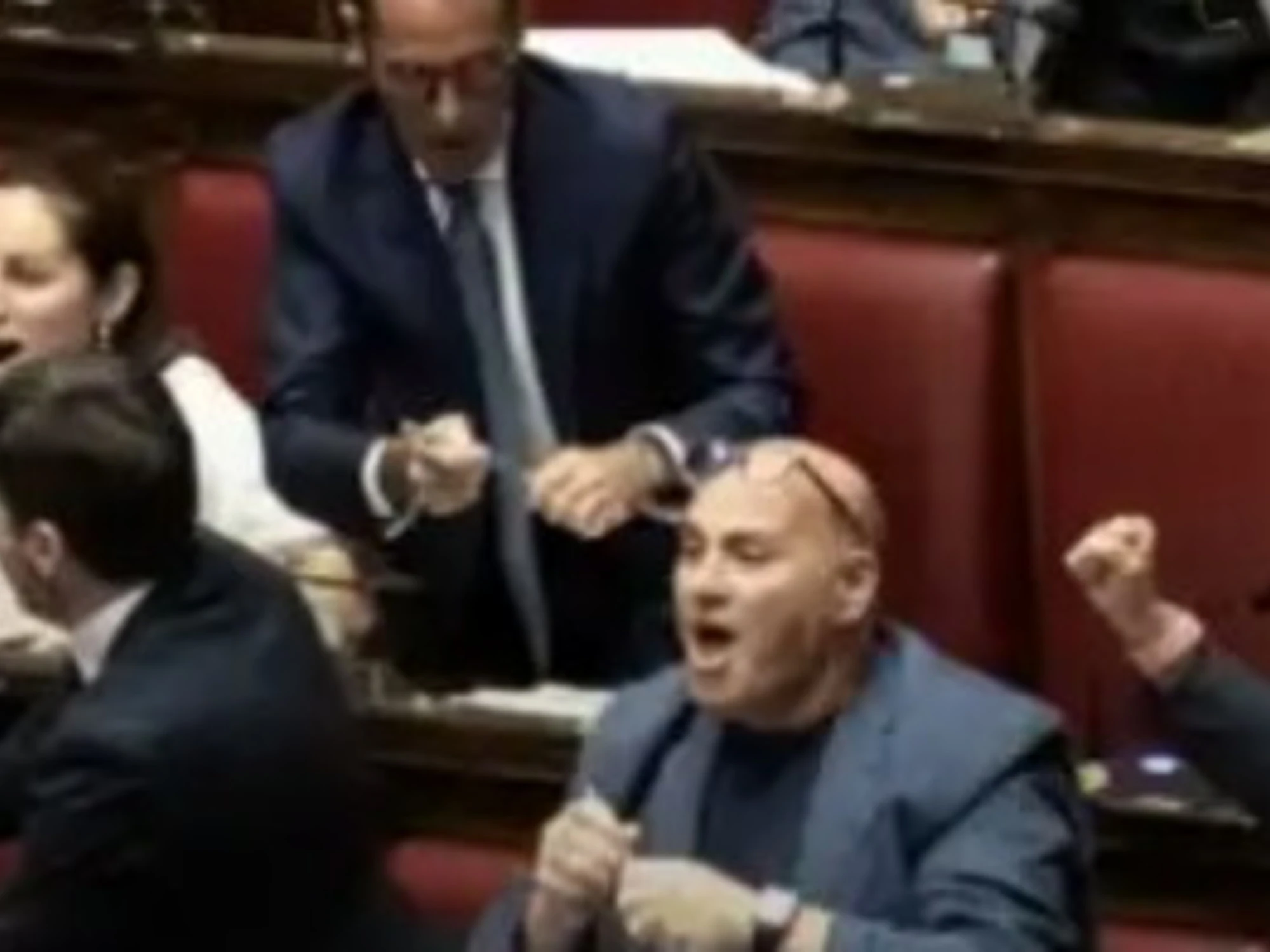 Legge elettorale, governo sotto? Occhio a Fassino: la clamorosa foto degli scranni Pd