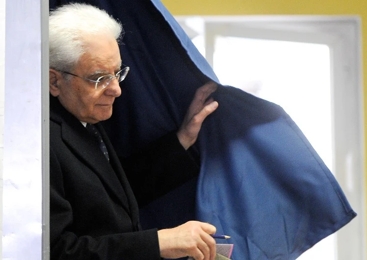 Sergio Mattarella, la rabbia contro Matteo Renzi per le dimissioni al rallentatore