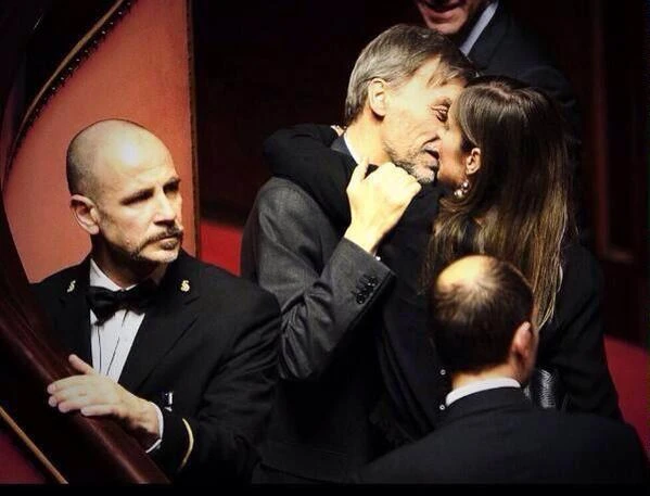 Graziano Delrio bacia sulle labbra Maria Elena Boschi: la foto che inganna impazza sul web