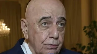 Silvio Berlusconi, Galliani si commuove in diretta: "Guardo il cellulare..."