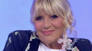 Uomini e Donne, bomba su Gemma Galgani: "Lo ha guardato", ha perso la testa per lui?