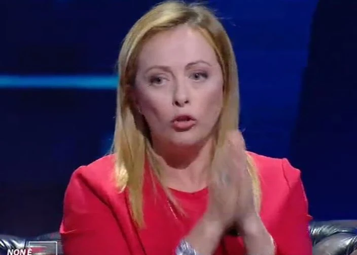 Giorgia Meloni a Non è l'Arena: "Caro immigrato, vuoi aprire un negozio in Italia?", ovazione da Giletti