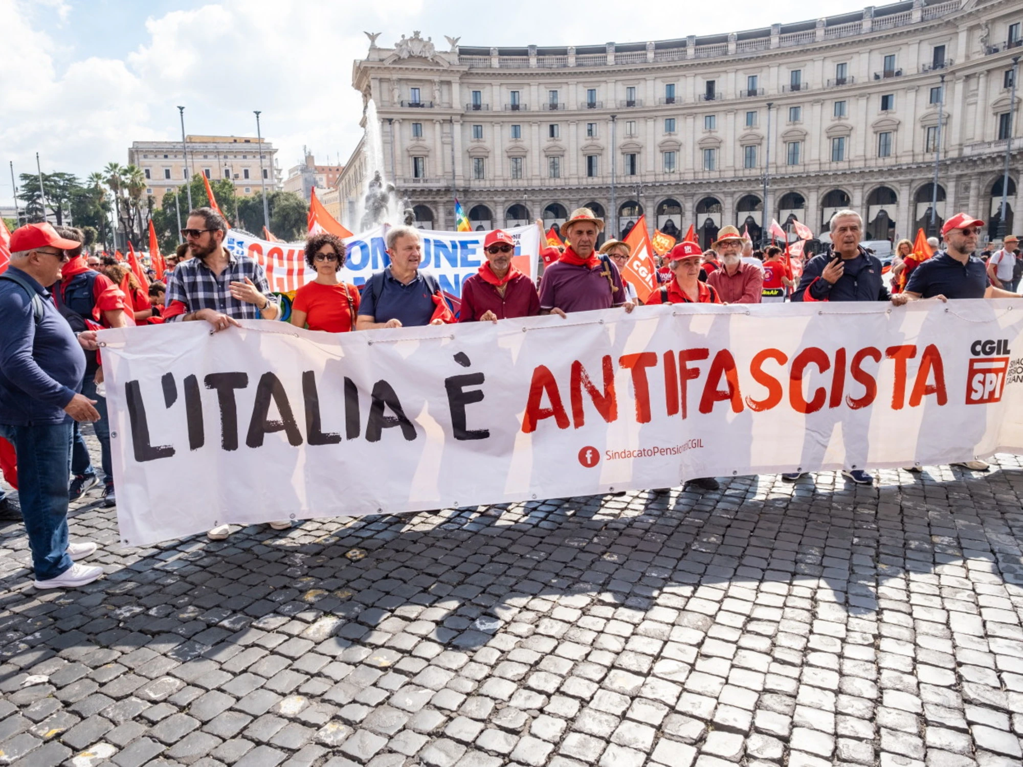 Sinistra, i compagni la smettano con la retorica dell'antifascismo in Costituzione