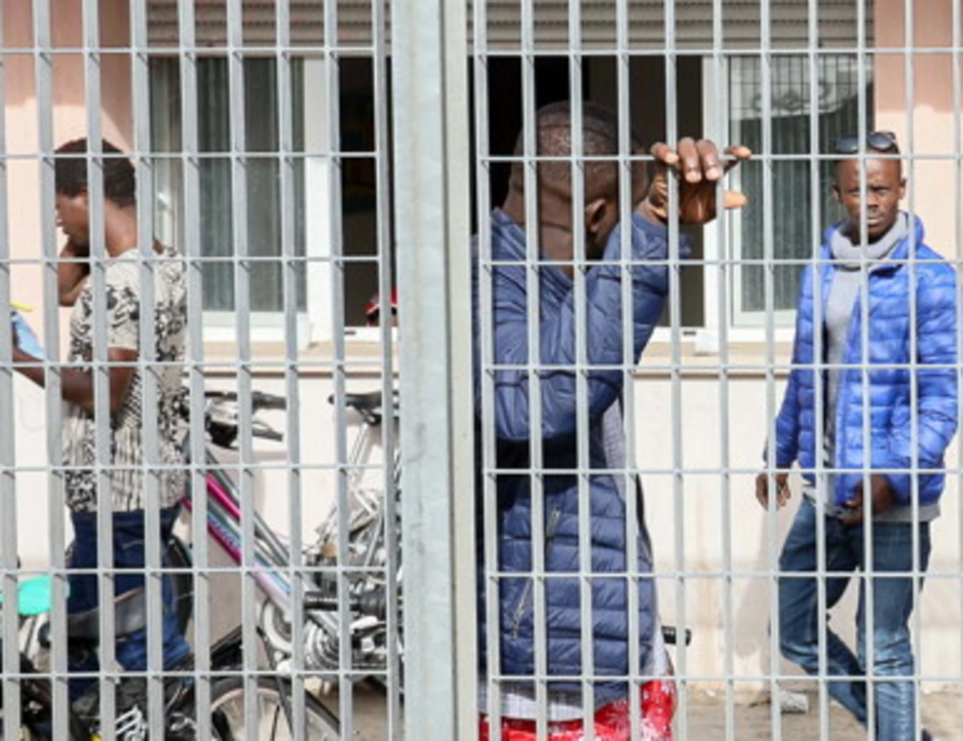Migranti, l'ultima trovata anti-espulsione? Ingoiare lamette