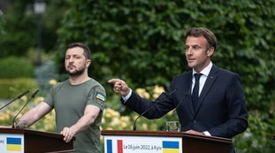 Emmanuel Macron gela Biden e Zelensky: "Cosa dovremo fare con Putin"