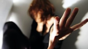 Roma, la trappola del netturbino: a cena, poi droga e stupro