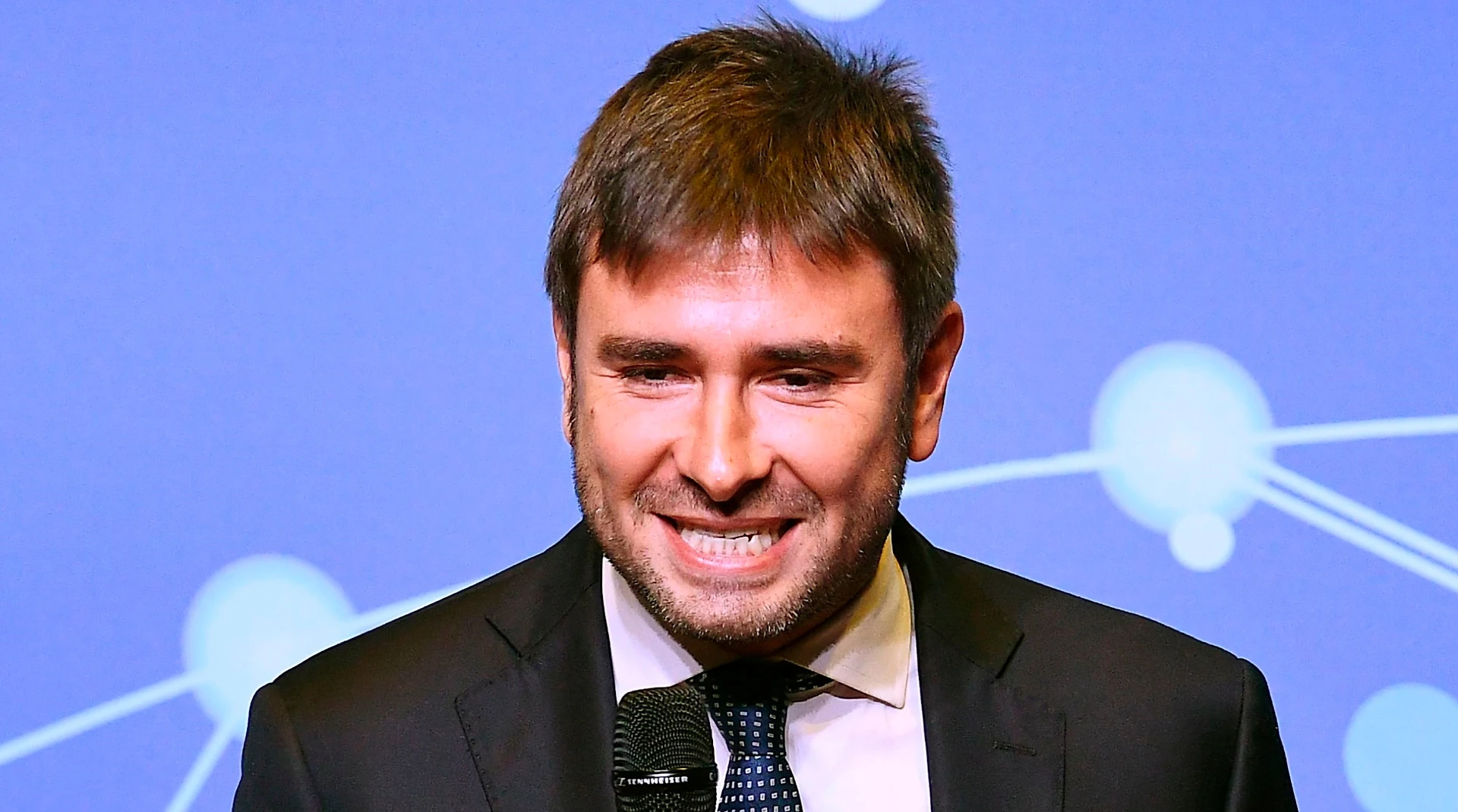 Alessandro Di Battista fuori controllo: "Matteo Salvini come Macron e Saviano"