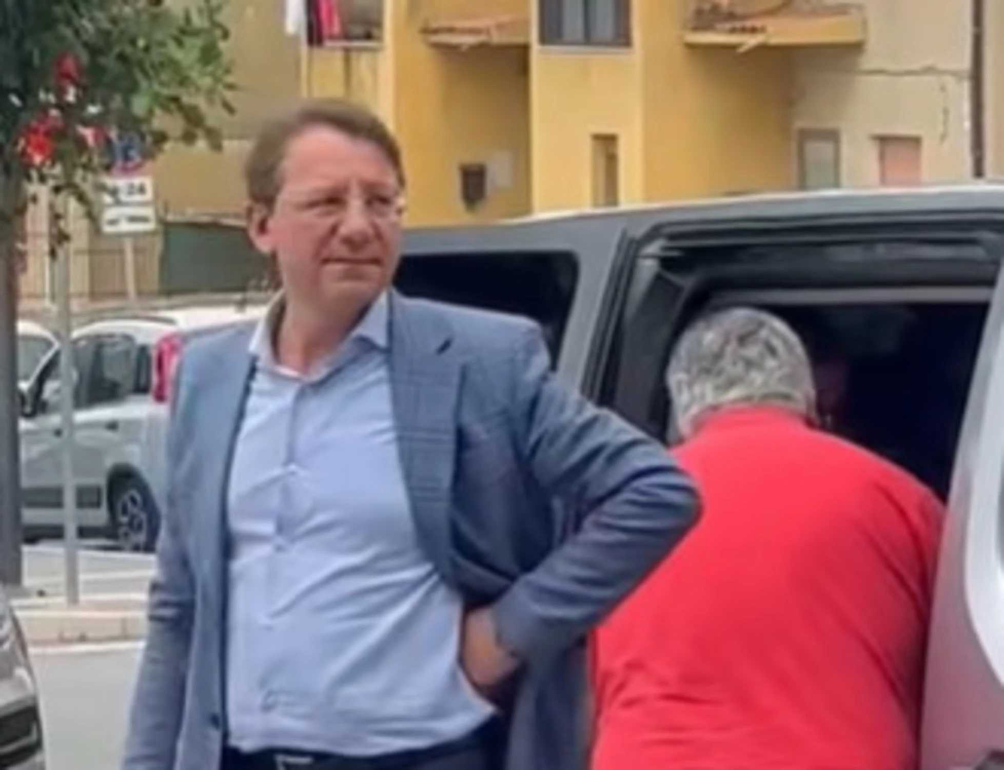 Pasquale Tridico viene scaricato al mercato: una scena desolante