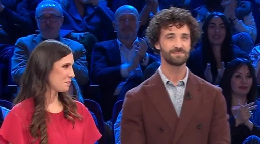 Affari Tuoi, bufera sulla fidanzata di Giacomo: "Vuol giocare al posto suo, una piaga". De Martino in imbarazzo