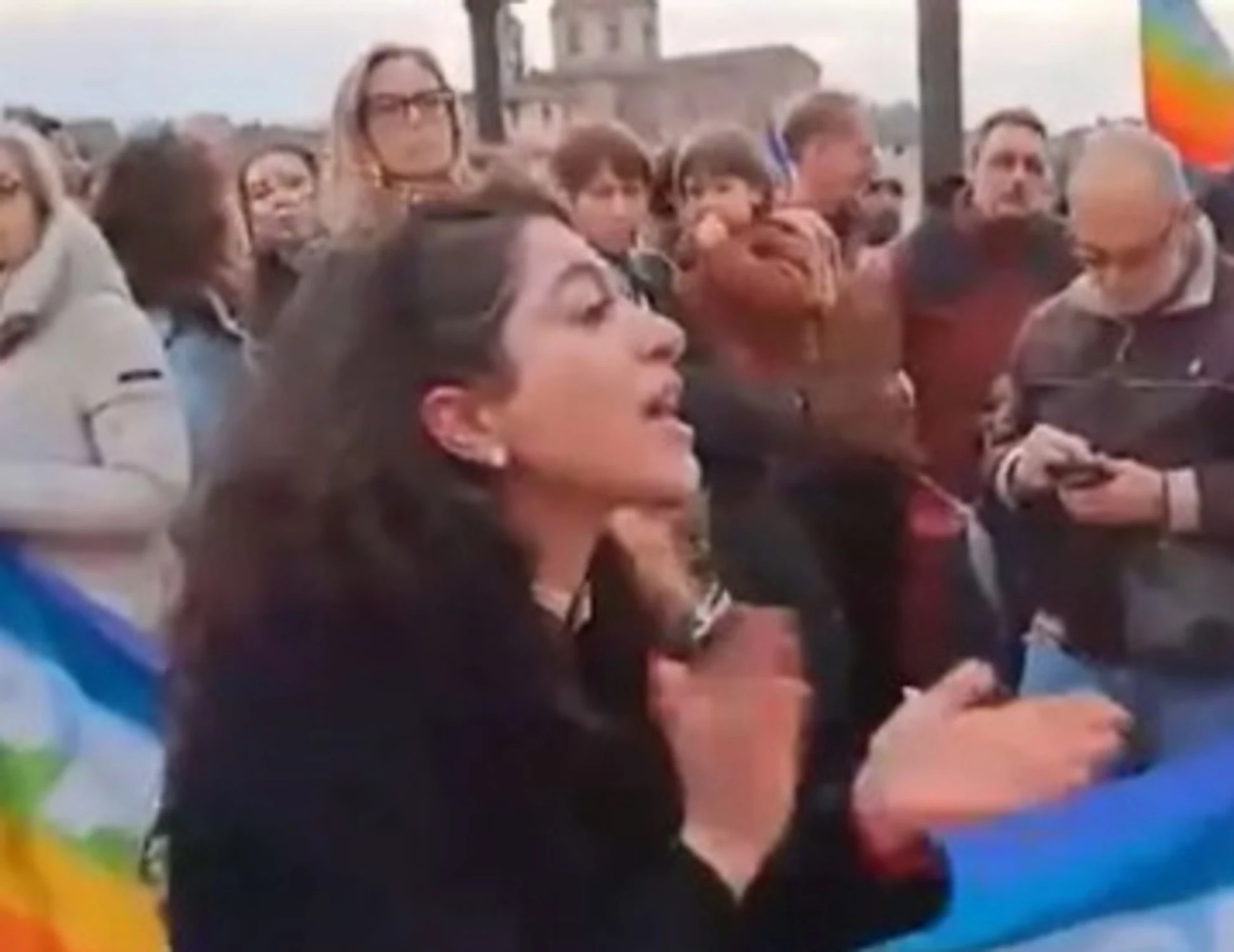 L'iraniana va ai cortei a dare lezioni ai nostri pacifisti