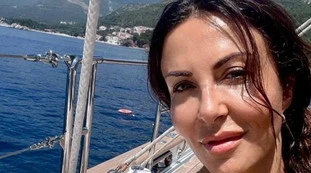 Sabrina Ferilli, bikini a 58 anni: la spallina scivola e... una foto da urlo