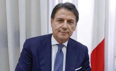 FdI umilia Giuseppe Conte: "Torna a scuola. Magari con le rotelle..."