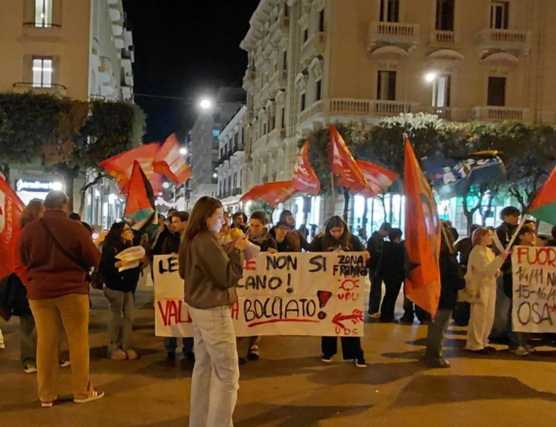 Leggi l'articolo: "La tua testa": insulti contro Valditara, cosa gli urlano