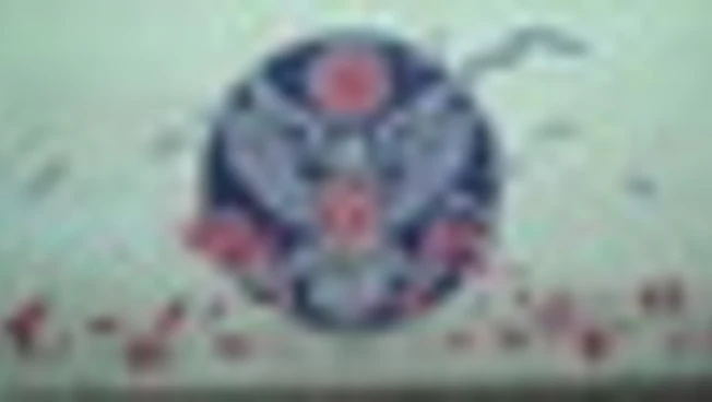 Murales antiamericani sul muro dell'ex ambasciata Usa a Teheran