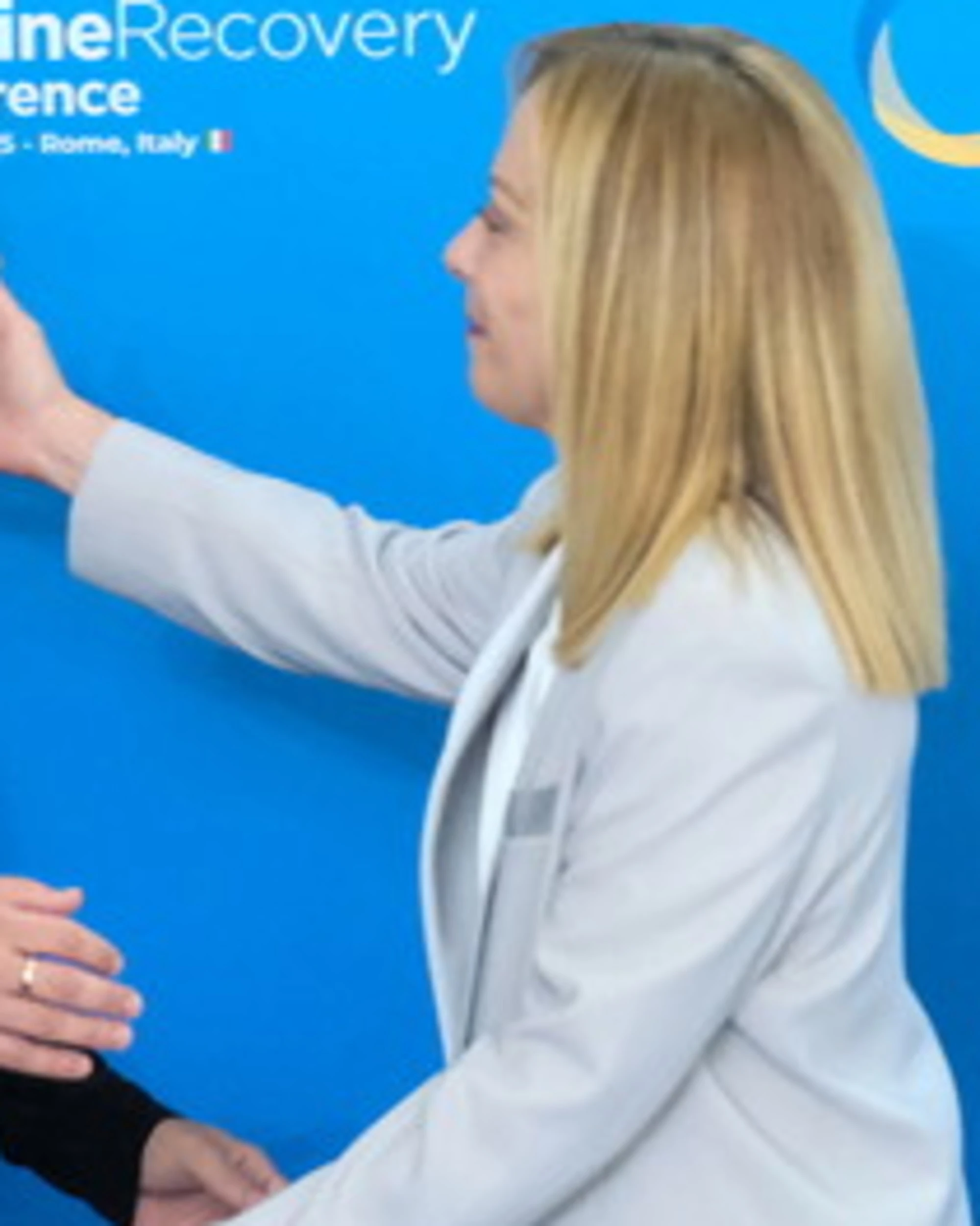 Meloni inchioda la Russia: "Contro Kiev buio, fame e paura". E Mattarella: "L'Ucraina non è sola"