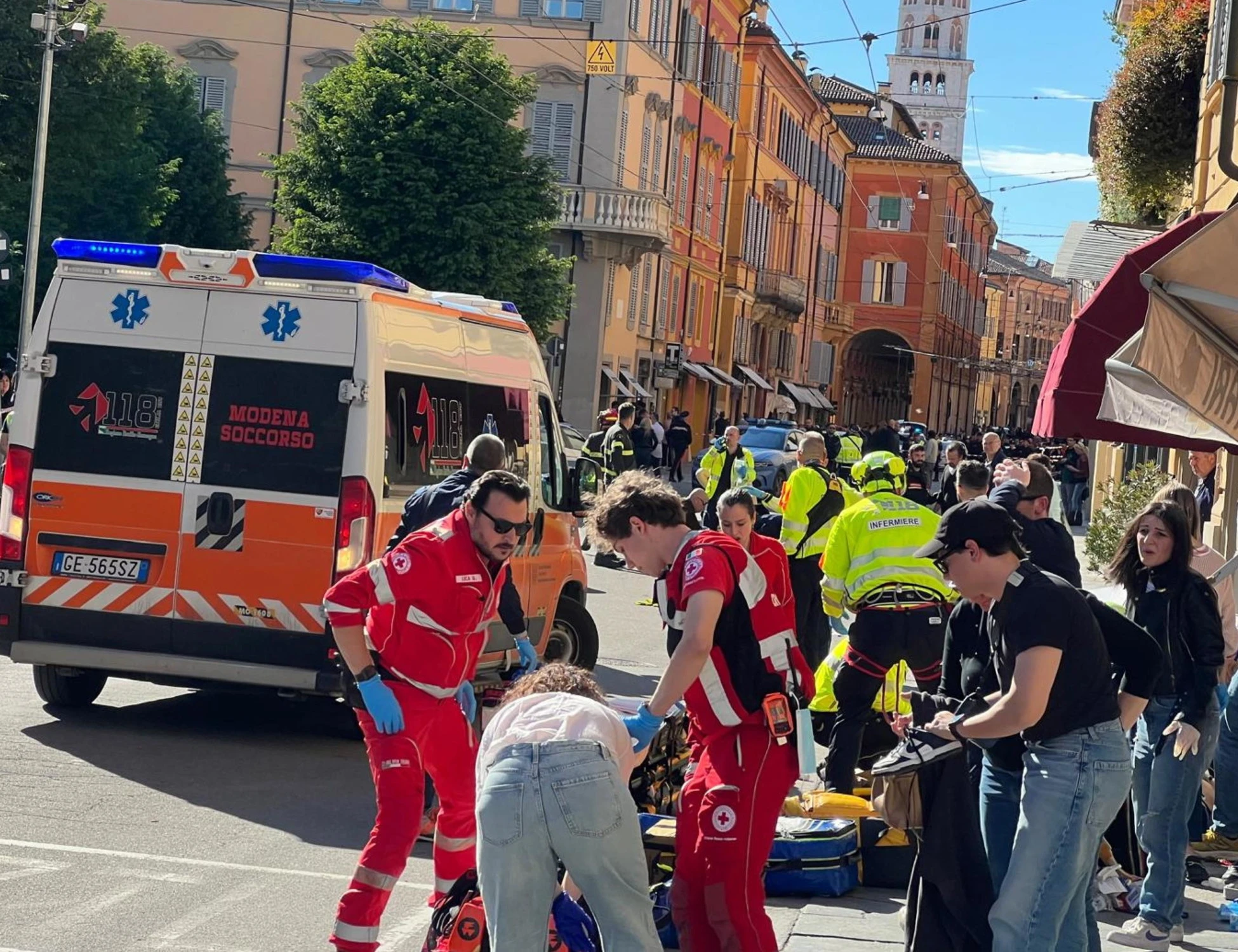 Modena, auto a folle velocità falcia decine di persone: ci sono feriti gravi