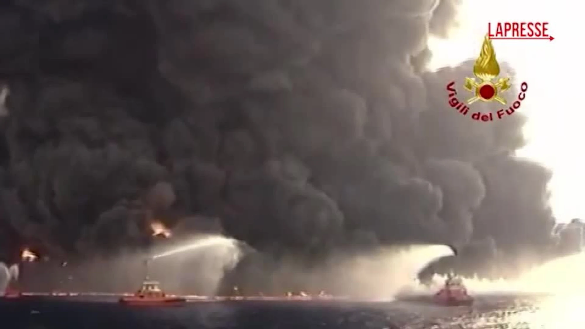 Il naufragio della petroliera Haven, 35 anni fa la tragedia: il video-ricordo dei vigili del fuoco