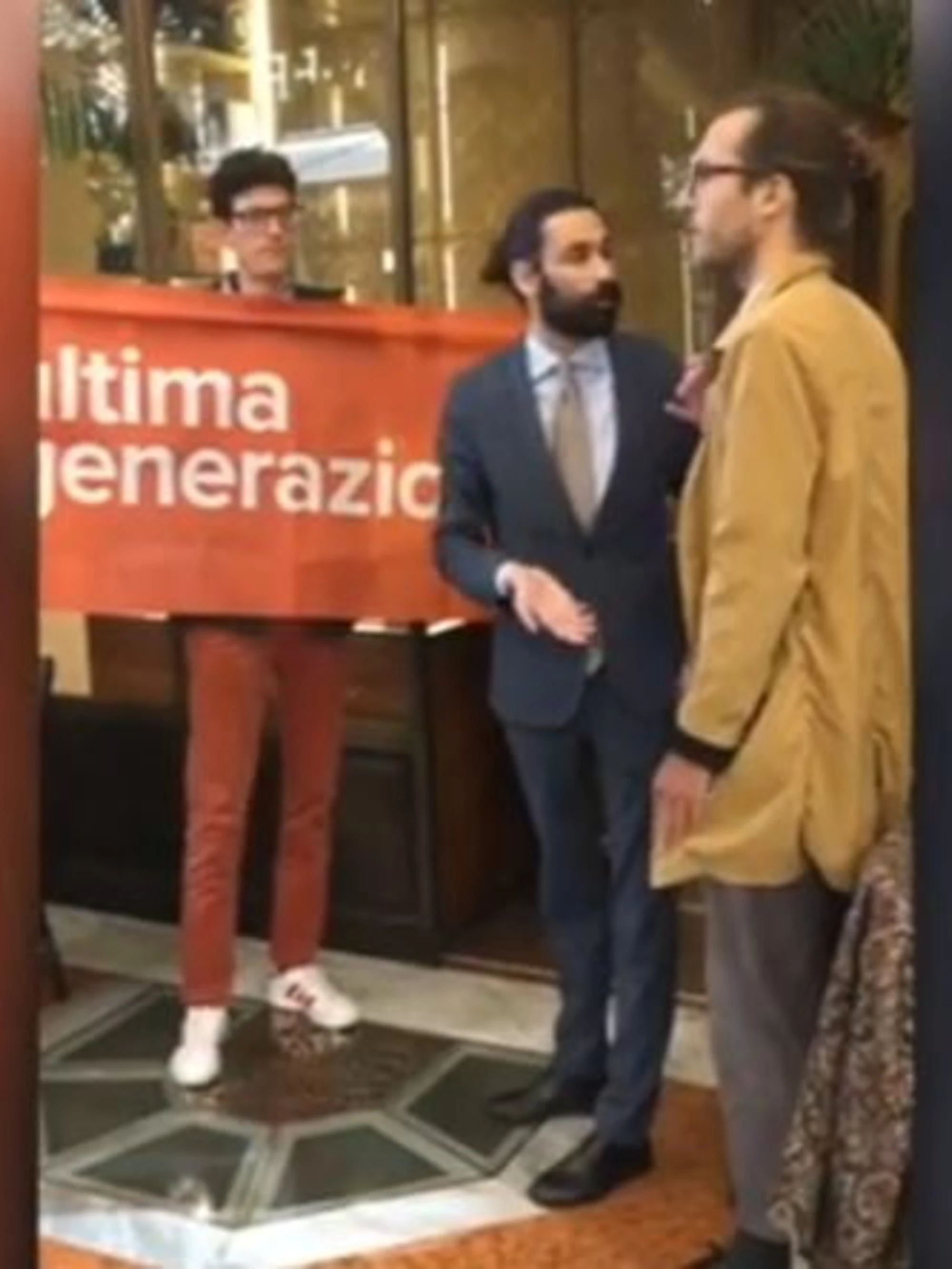 Ultima Generazione piomba nel ristorante di Cracco: interviene la polizia, finisce malissimo 