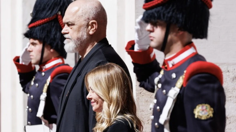 https://media.liberoquotidiano.it/fbXOUnoALPlo-1Aa2wxiei79If5VNj7DwMlEQVzWuLQ/width:800/quality:90/aW1hZ2VzLzIwMjYvMDUvMTIvMTYwNzUxMDEwLTFmMzUwNzUyLTU2YjctNGE4MC04NzRhLWRkNTRiYjM1M2RjMi5qcGc.webp