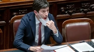 Roberto Speranza, "boia nazi e assassino": insulti e offese, paura per il ministro