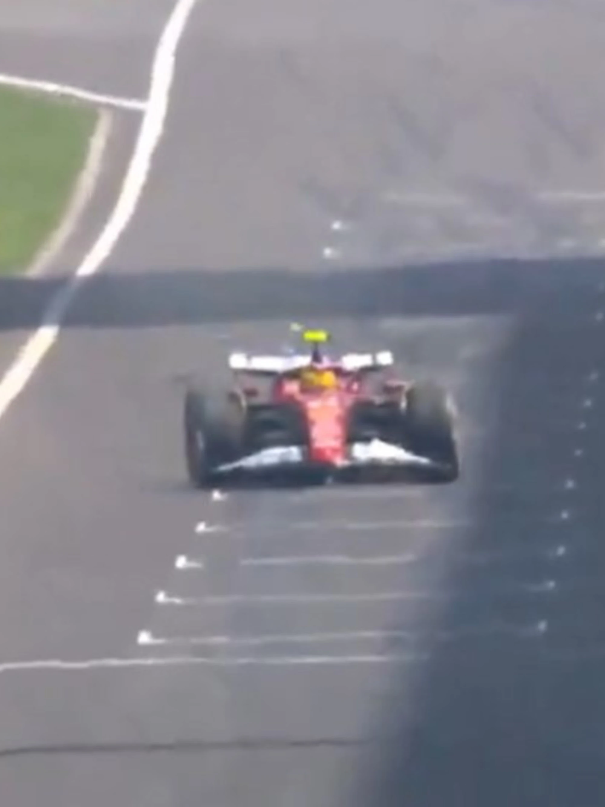 Lewis Hamilton, primo trionfo con la Ferrari. Vince la Sprint race a Shanghai e si sfoga: "Blateravano a vanvera"