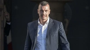 Rocco Casalino, retroscena da Palazzo Chigi. In giro con la cartellina dei sondaggi: "Li avete visti i numeri?"