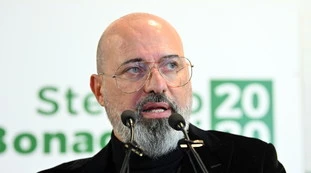 Stefano Bonaccini contro il governo: "Si rischia il caos sulla scuola". Le "tendine": Conte verso il disastro