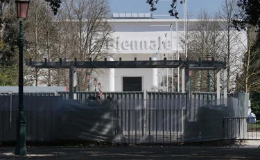 Più liberi a destra: ecco cosa insegna la vicenda della Biennale di Venezia