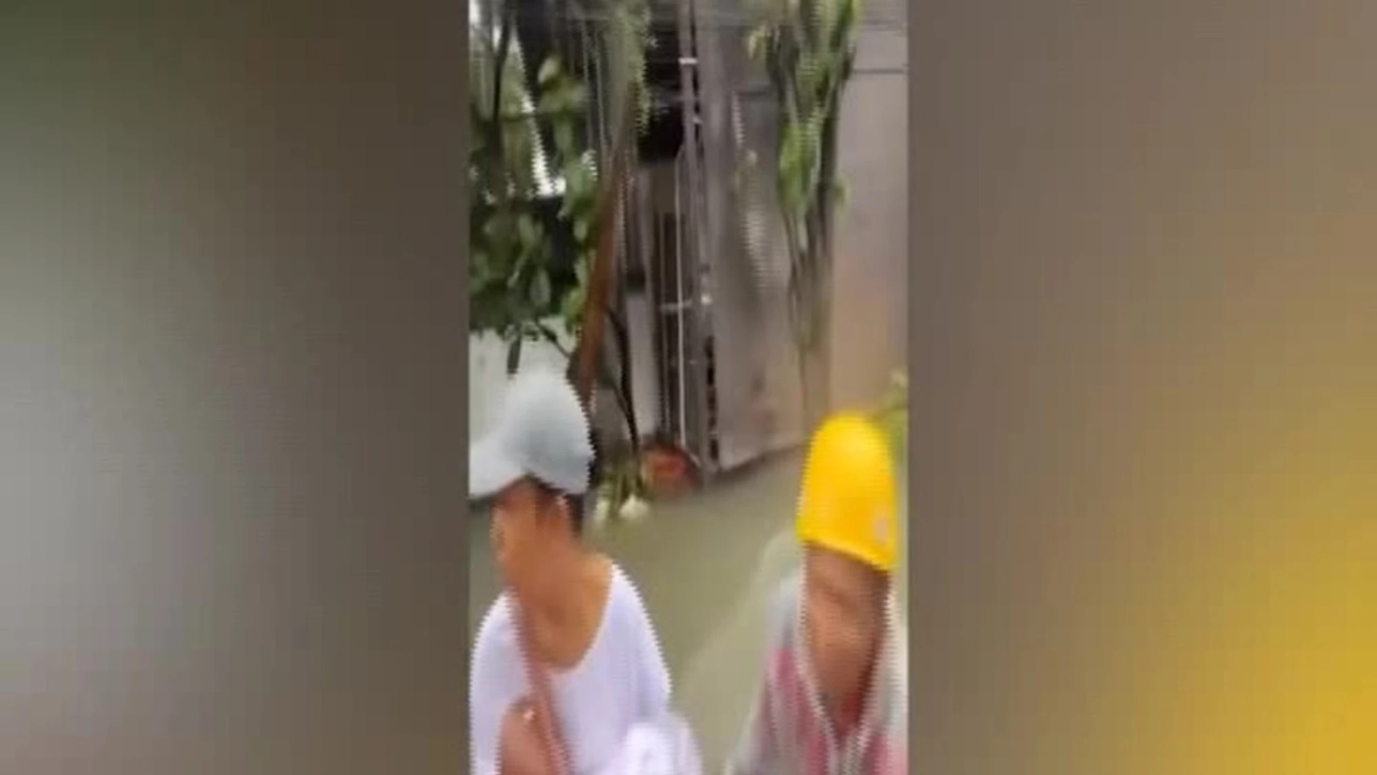 Indonesia, Bali sott'acqua: residenti e turisti evacuati con i gommoni