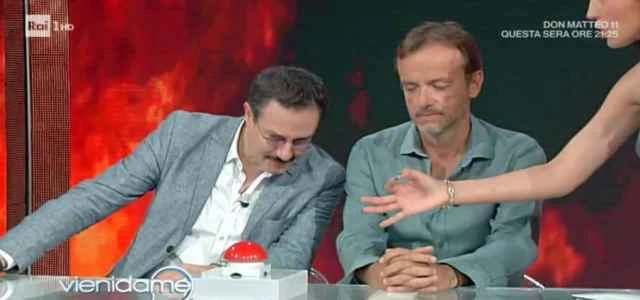 Vieni da me, Gianluca Guidi mette in imbarazzo Caterina Balivo