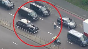 Re Carlo, "a un passo dalla morte": il fan corre davanti alla Rolls Royce. E...
