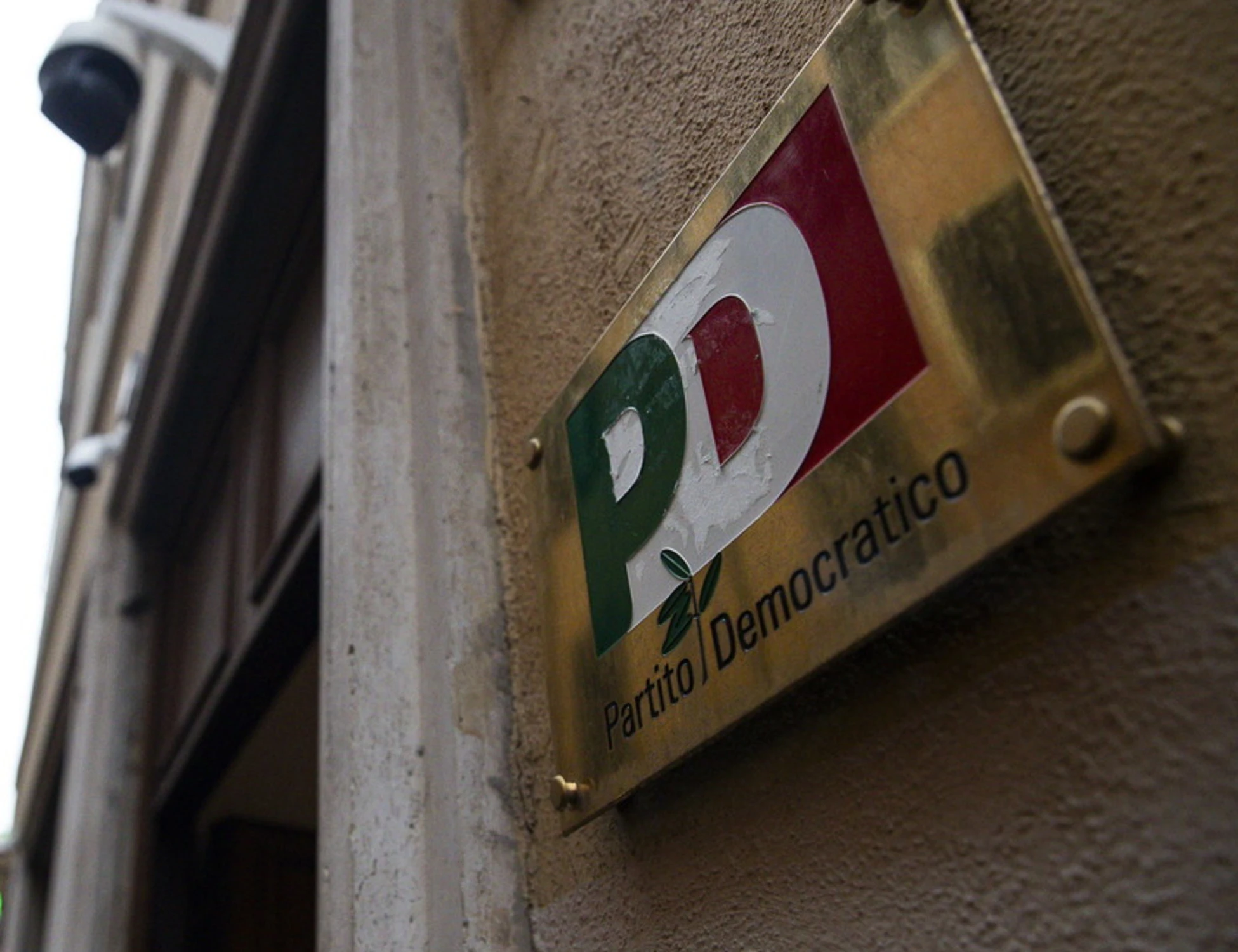 Schlein: "La linea è una". E scatta la rivolta: "Pd partito non democratico"
