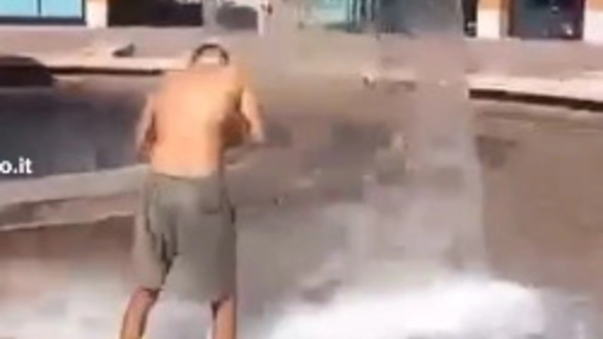 Treviso, la fontana dell'archistar? Doccia per immigrati: il video indigna la città