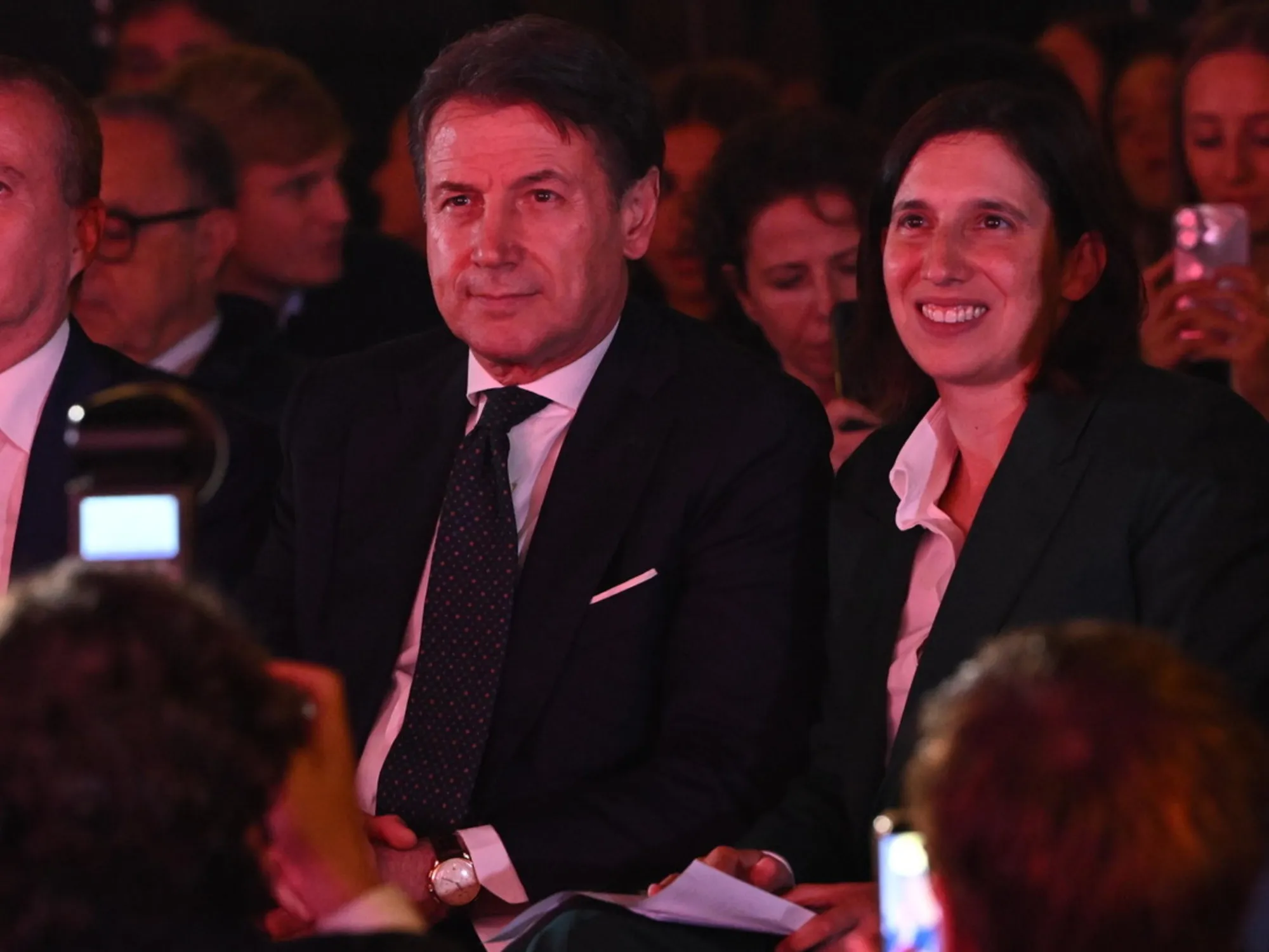 Leggi l'articolo: Gelo totale tra Elly e Giuseppi: il gesto davanti a tutti che fa esplodere la sinistra