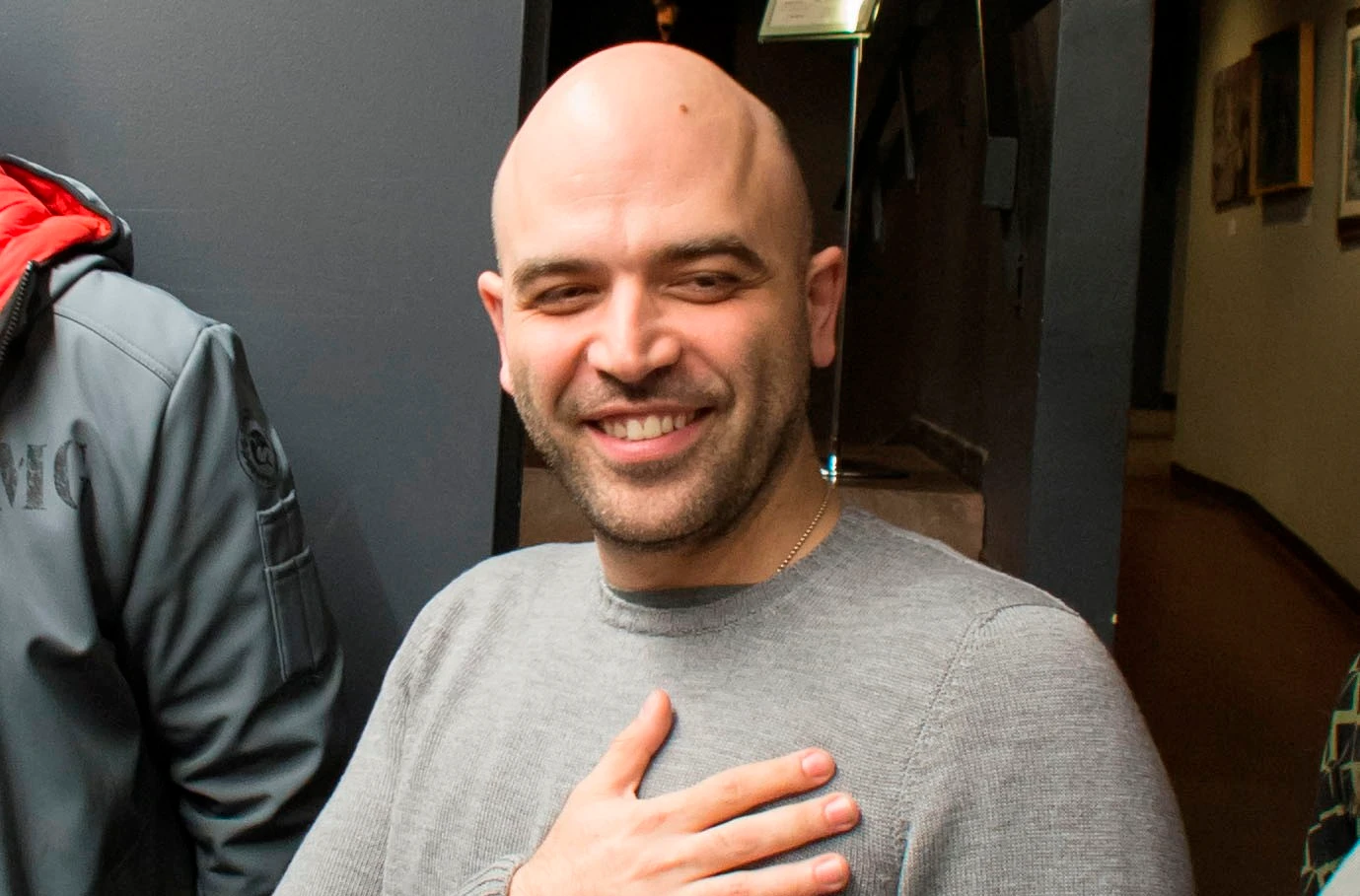Roberto Saviano, Dagospia e la voce bomba sulla donna che lo ha stregato: "La tempesta di messaggi e poesie"