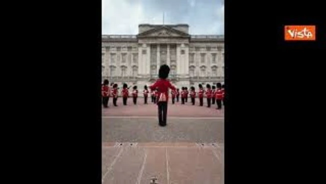 Guardie di Buckingham Palace suonano '9 to 5' in onore di Dolly Parton
