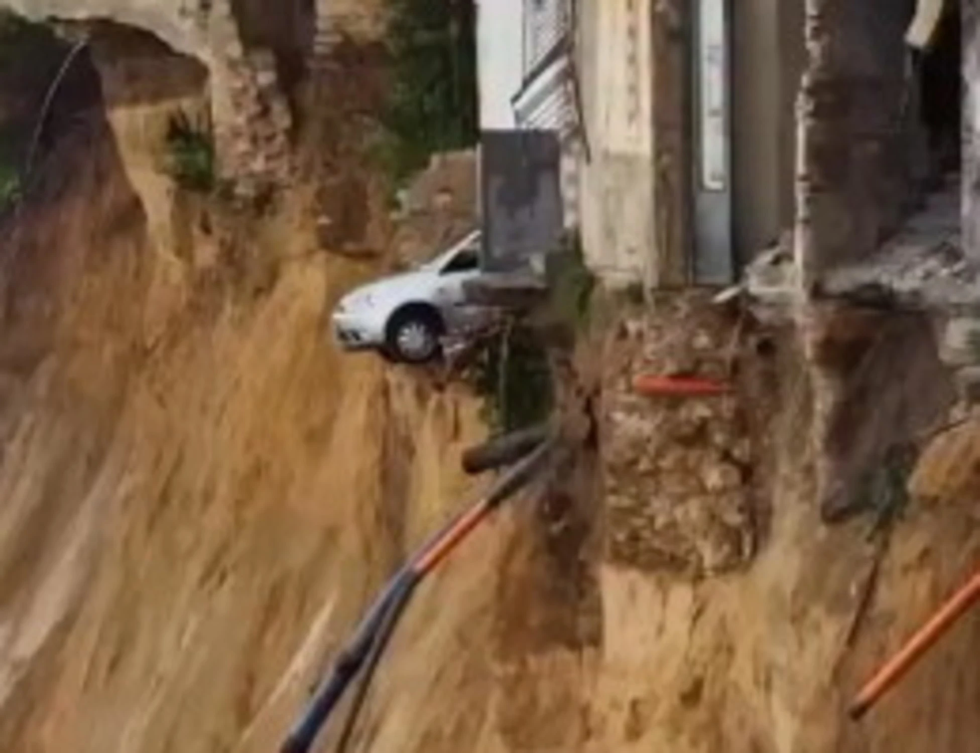 Niscemi, la frana non si ferma. Meloni al Comune per la riunione operativa