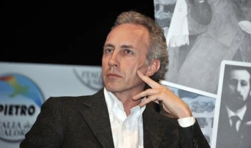 Fabio Volo invita Marco Travaglio per il suo compleanno: la risposta è no